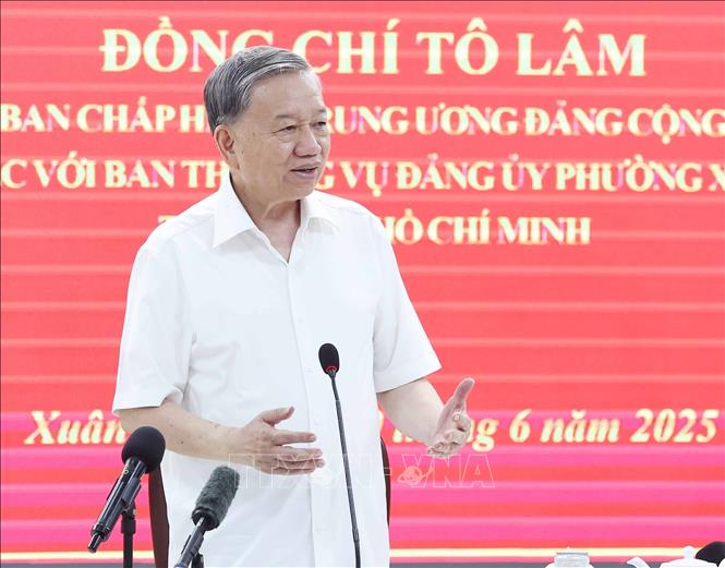 Tổng B&iacute; thư ph&aacute;t biểu tại buổi l&agrave;m việc với Ban Thường vụ Đảng uỷ phường Xu&acirc;n Ho&agrave; - Ảnh: TTXVN