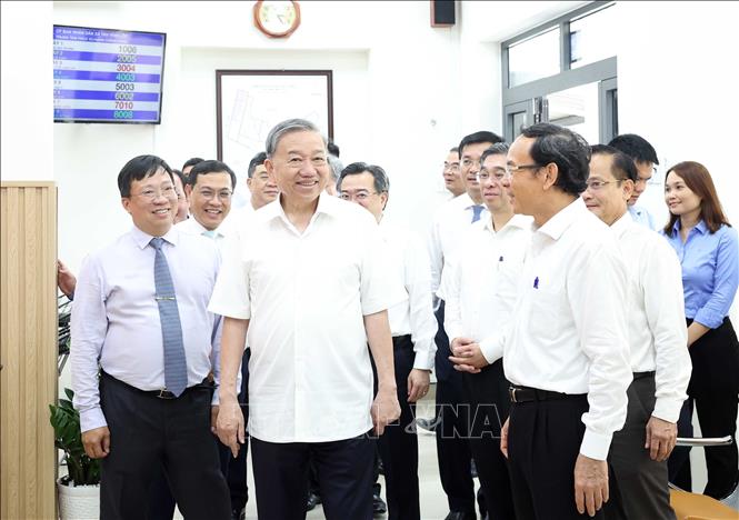 Tải xuốngTổng Bí thư thăm, khảo sát Trung tâm Phục vụ hành chính công tại xã Tân Vĩnh Lộc . Ảnh: TTXVN