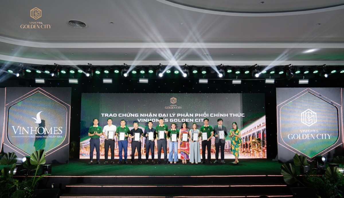 Đại diện Five Star Property (thứ 6 từ phải sang) nhận chứng nhận Đại lý phân phối chính thức dự án Vinhomes Golden City.