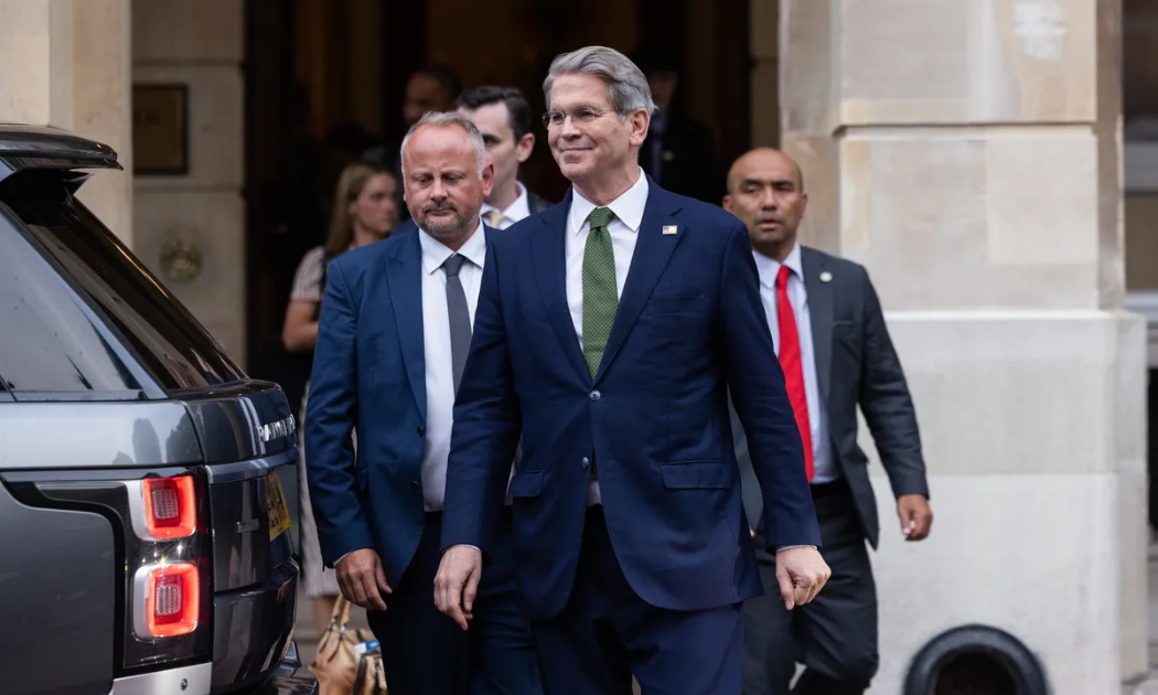 Ông Scott Bessent, Bộ trưởng Tài chính Mỹ (ở giữa) sau các cuộc đàm phán thương mại tại Lancaster House ở London, Anh ngày 9/6 - Ảnh: Bloomberg
