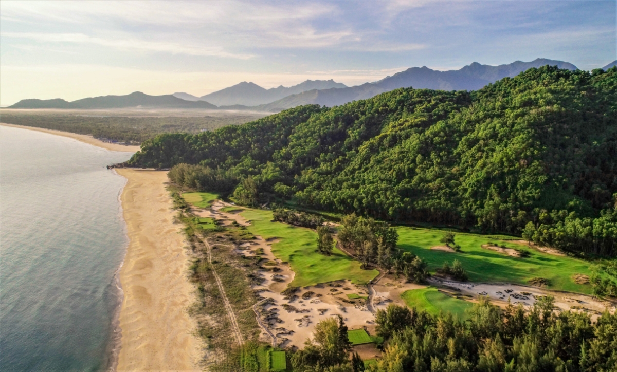 Laguna Golf Lăng C&ocirc; - một trong những khu nghỉ dưỡng c&oacute; s&acirc;n golf đạt chuẩn quốc tế.