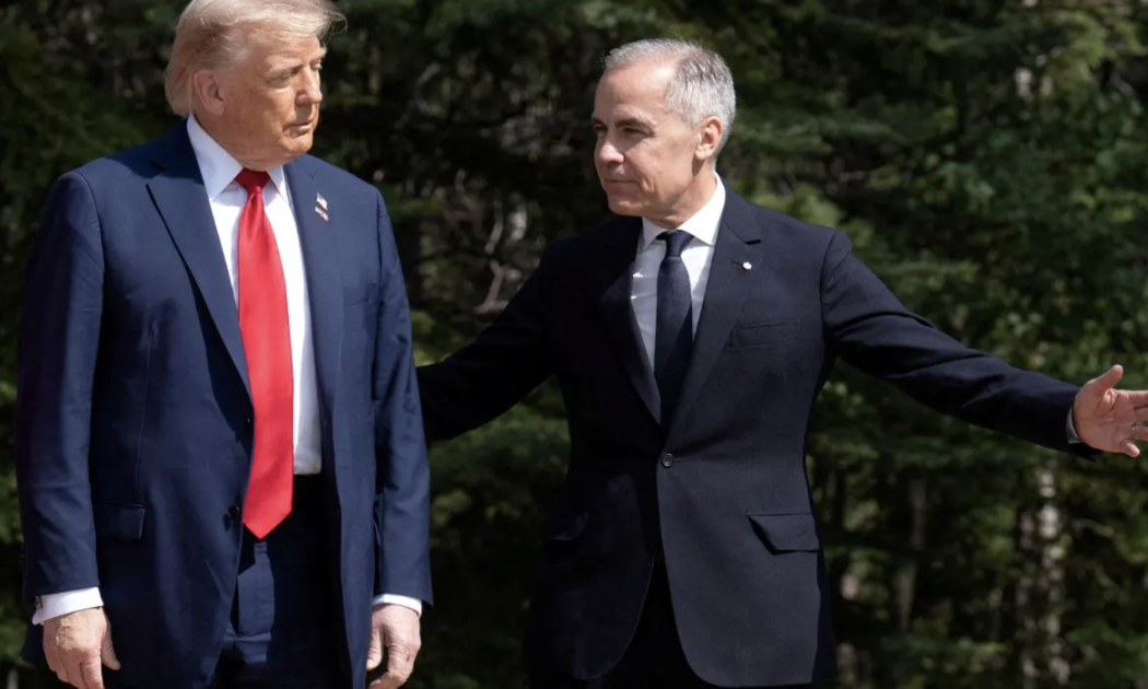 Tổng thống Mỹ Donald Trump (trái) và Thủ tướng Canada Mark Carney trong cuộc gặp tại thượng đỉnh G7 ở Canada, tháng 6/2025 - Ảnh: Reuters.