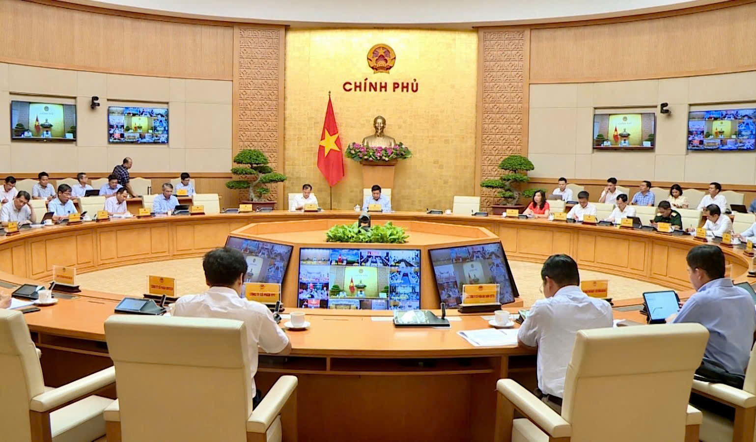 Phó Thủ tướng Nguyễn Chí Dũng chủ trì họp rà soát tiến độ và kết quả triển khai các nhiệm vụ chuyển đổi số liên thông, đồng bộ để chuẩn bị thực hiện mô hình chính quyền địa phương 2 cấp xuyên suốt, hiệu quả, không gián đoạn từ ngày 1/7/2025 - Ảnh: VGP/Thu Sa