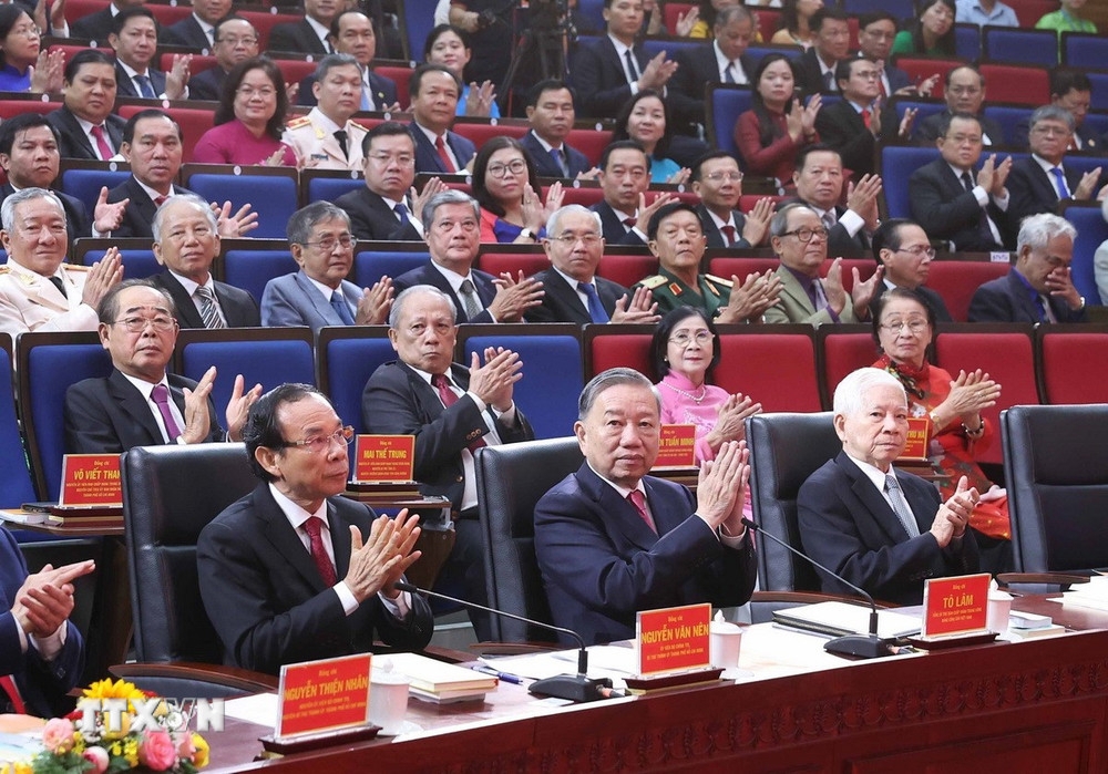 Tổng B&iacute; thư T&ocirc; L&acirc;m c&ugrave;ng c&aacute;c l&atilde;nh đạo, nguy&ecirc;n l&atilde;nh đạo Đảng, Nh&agrave; nước dự Lễ C&ocirc;ng bố Nghị quyết s&aacute;p nhập đơn vị h&agrave;nh ch&iacute;nh tại Th&agrave;nh phố Hồ Ch&iacute; Minh. (Ảnh: Thống Nhất/TTXVN).