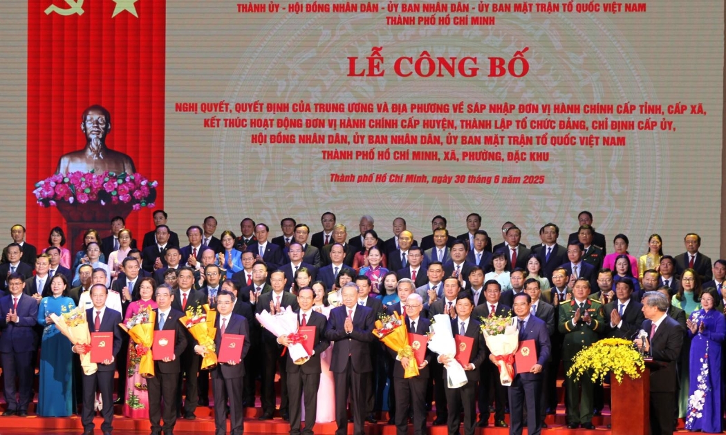 Tổng Bí thư Tô Lâm tặng hoa chúc mừng các đồng chí lãnh đạo Thành phố Hồ Chí Minh - Ảnh: VGP.