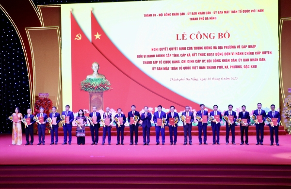Đồng ch&iacute; Nguyễn Văn Quảng, B&iacute; thư Th&agrave;nh ủy Đ&agrave; Nẵng trao Quyết định của Ban Chấp h&agrave;nh Đảng bộ th&agrave;nh phố về th&agrave;nh lập Đảng bộ c&aacute;c x&atilde;, phường, đặc khu v&agrave; chỉ định B&iacute; thư - Ảnh: VGP/Nhật Anh