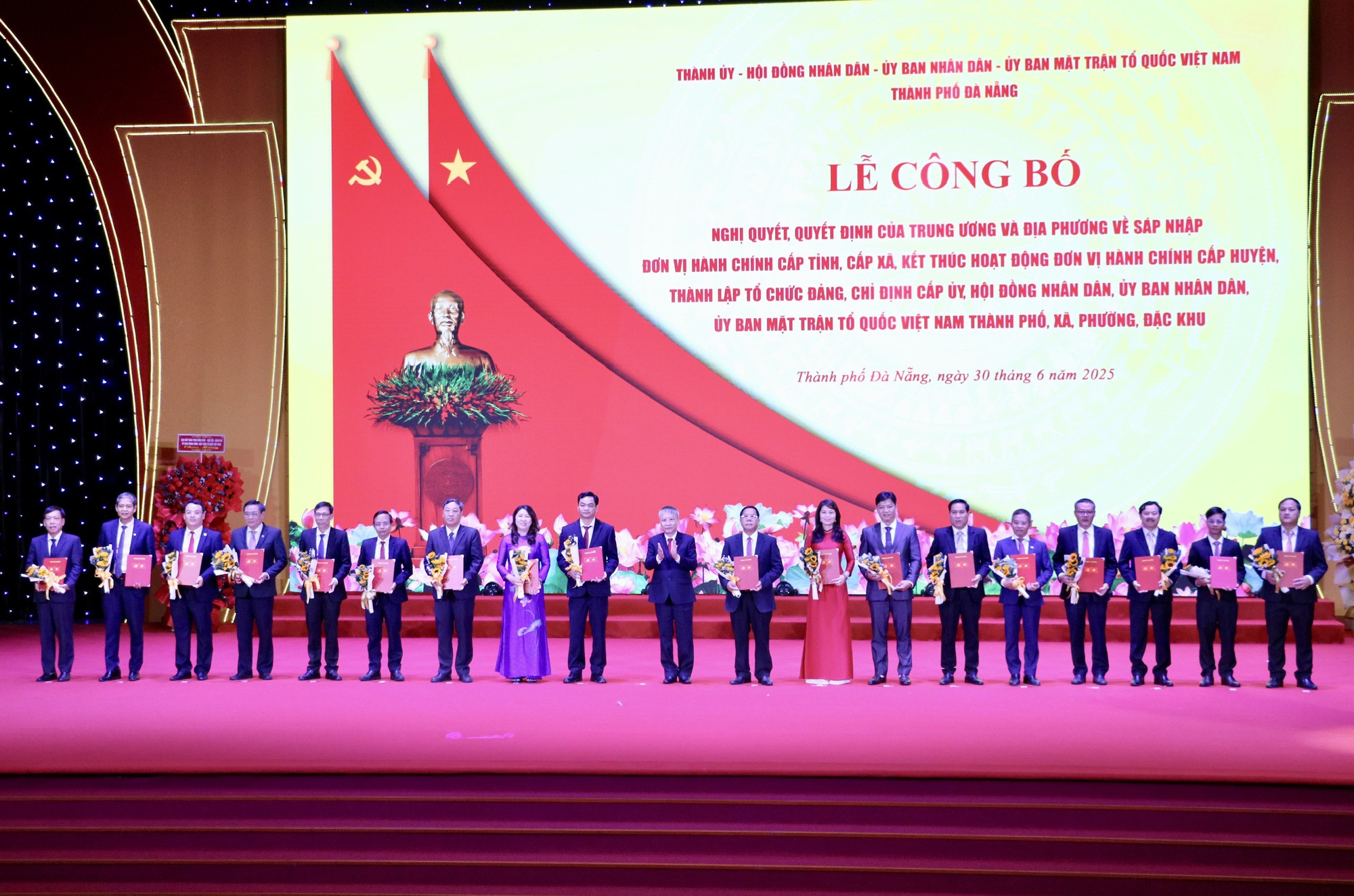 Đồng chí Nguyễn Đức Dũng, Phó Bí thư Thành ủy Đà Nẵng trao quyết định chỉ định Bí thư các xã, phường, đặc khu trên địa bàn Thành phố - Ảnh: VGP/Nhật Anh