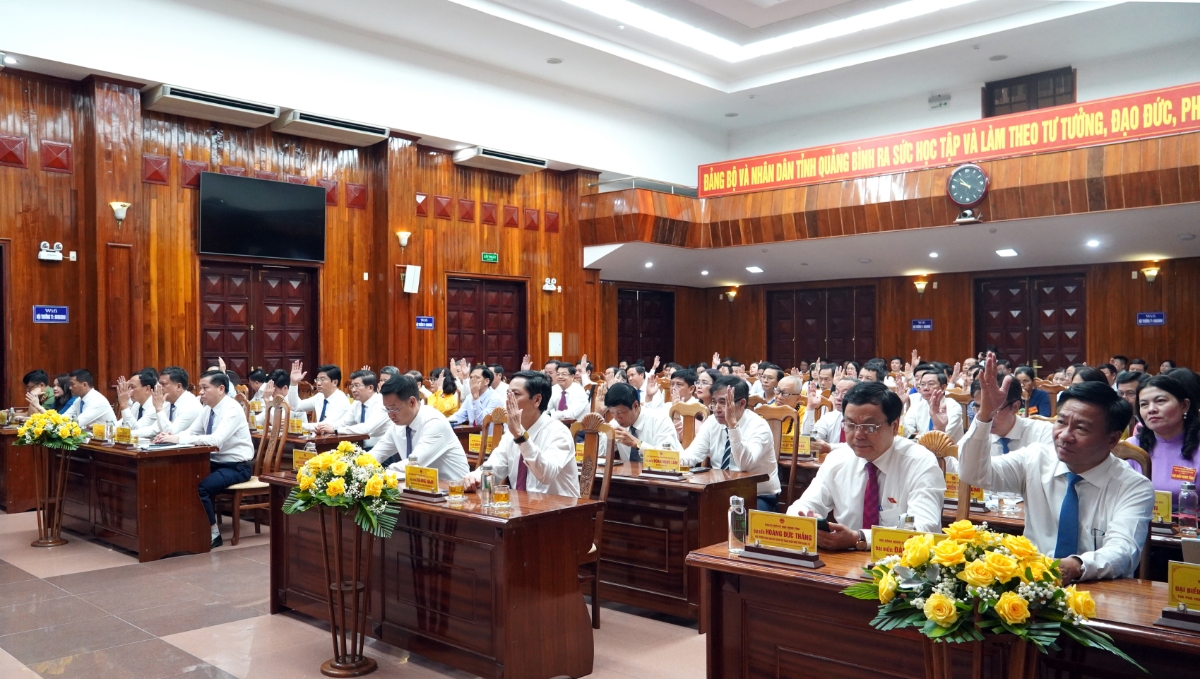 Đại biểu biểu quyết th&ocirc;ng qua c&aacute;c nghị quyết.&nbsp;Ảnh: Ngọc Mai.