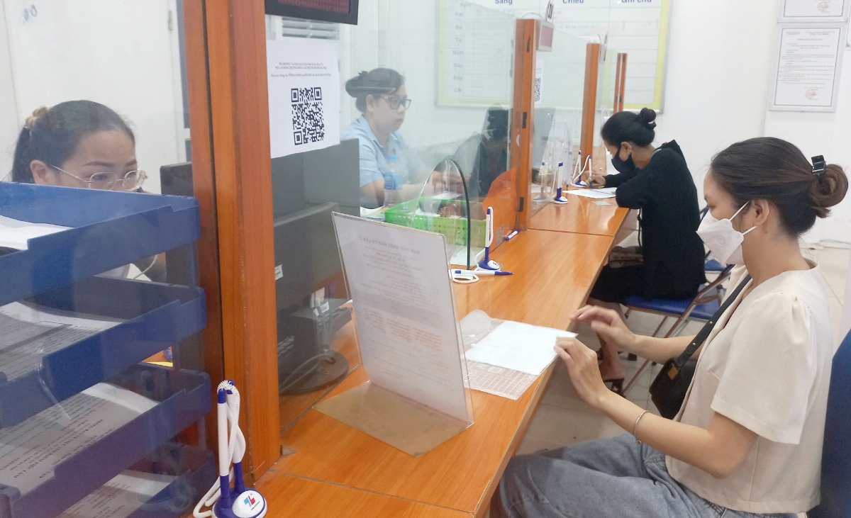 Người lao động l&agrave;m thủ tục hưởng chế độ li&ecirc;n quan đến bảo hiểm. Ảnh: TH.