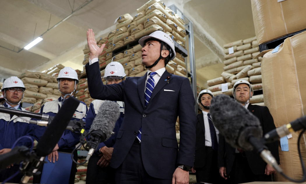 Bộ trưởng Bộ Nông nghiệp Nhật Bản Shinjiro Koizumi phát biểu trước báo giới khi khảo sát kho gạo ở Nagakawa ngày 30/6/2025 - Ảnh: Reuters.