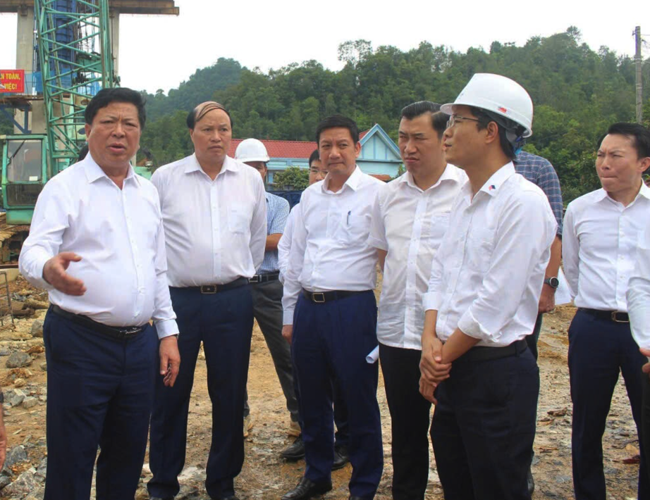Bộ trưởng Trần Hồng Minh kiểm tra công tác thi công đường cao tốc Đồng Đăng - Trà Lĩnh.  
