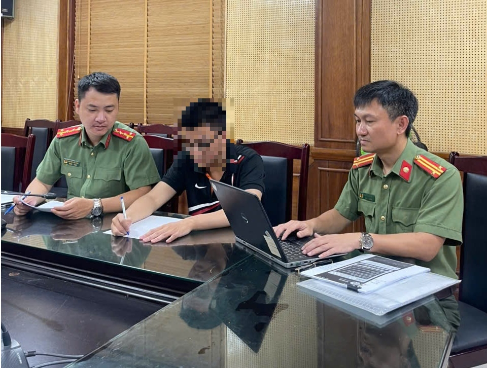 Cơ quan Công an làm việc với thí sinh vi phạm. Ảnh: Cổng thông tin điện tử Công an TP Hà Nội.