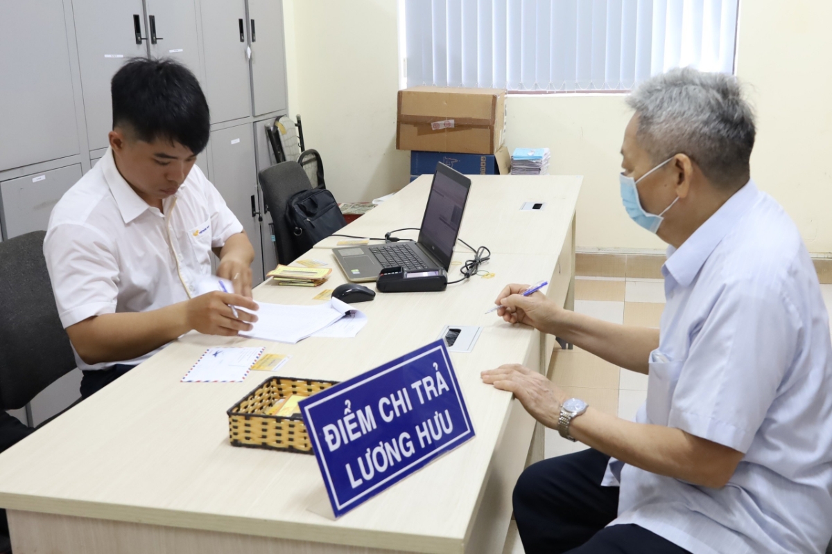 Chi trả lương hưu cho người hưởng. Ảnh: Duy Nguyễn.