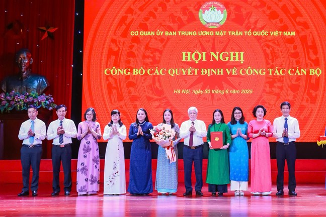 Lãnh đạo UBTW MTTQ Việt Nam trao Quyết định cho Ban Tổ chức - Kiểm tra- Ảnh: VGP/Toàn Thắng