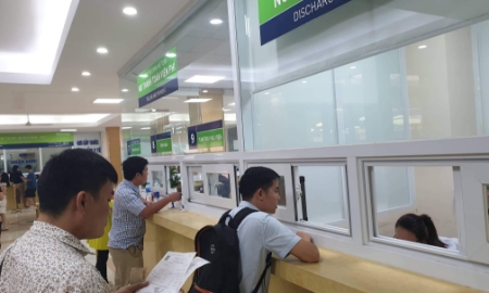 Người dân làm thủ tục khám chữa bệnh bảo hiểm y tế. Ảnh: Nhật Dương.