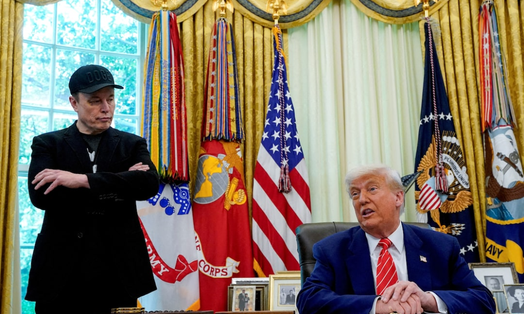 Tỷ phú Elon Musk (trái) và Tổng thống Mỹ Donald Trump - Ảnh: Reuters