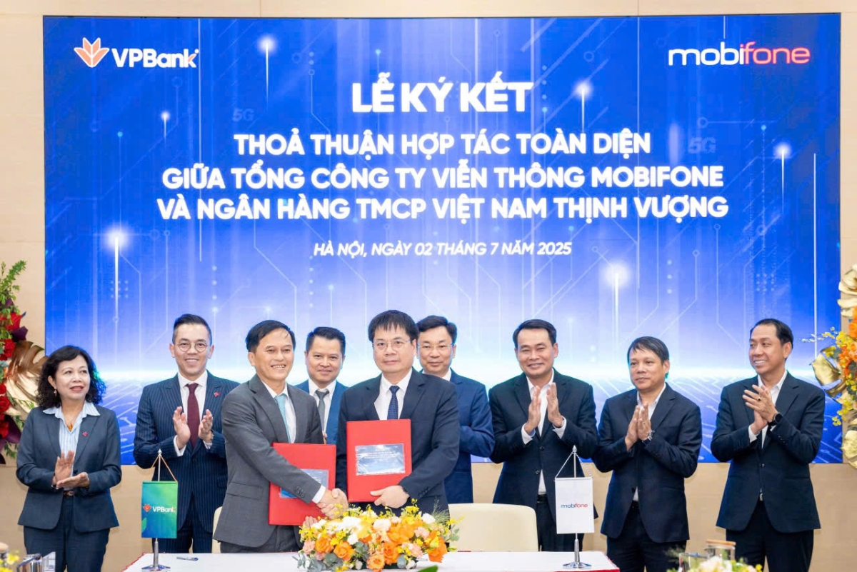 Thỏa thuận hợp tác chiến lược giữa VPBank và MobiFone đánh dấu bước tiến quan trọng trong quá trình tích hợp công nghệ viễn thông và tài chính số, hướng tới xây dựng hệ sinh thái dịch vụ toàn diện, lấy người dùng làm trung tâm.