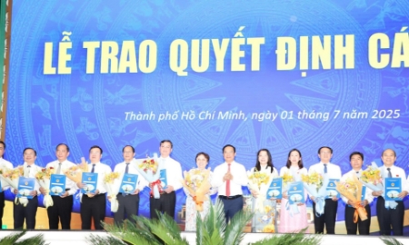 Chủ tịch UBND TP.HCM Nguyễn Văn Được chúc mừng giám đốc các sở, ngành, chiều 1/7.