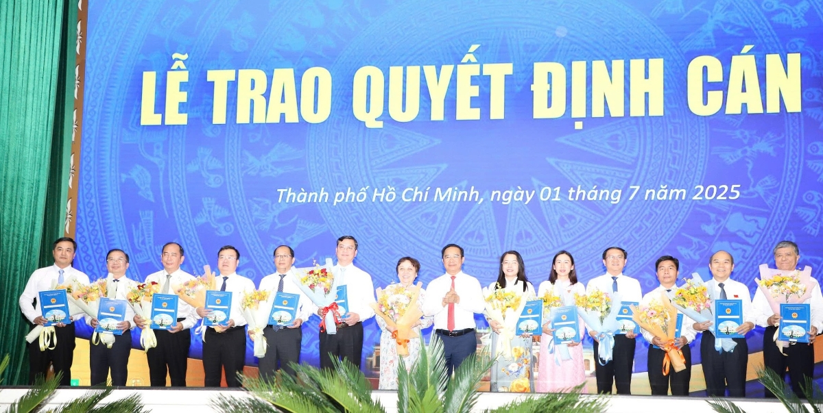 Chủ tịch UBND TP.HCM Nguyễn Văn Được chúc mừng giám đốc các sở, ngành, chiều 1/7.
