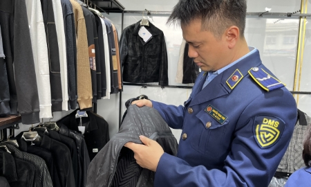 Lực lượng Quản lý thị trường kiểm tra hàng hóa có dấu hiệu vi phạm tại các cơ sở kinh doanh trên địa bàn Hà Nội.