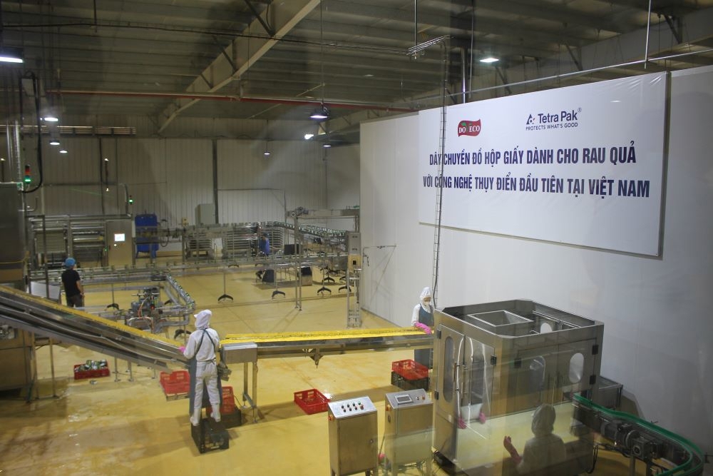D&acirc;y chuyền đ&oacute;ng g&oacute;i sản phẩm trong hộp giấy tại Nh&agrave; m&aacute;y của Doveco. Ảnh Chu Kh&ocirc;i