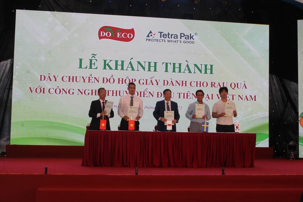 L&atilde;nh đạo Doveco k&yacute; kết c&ugrave;ng với c&aacute;c đối t&aacute;c Việt Nam v&agrave; quốc tế ti&ecirc;u thụ n&ocirc;ng sản chế biến do Doveco sản xuất. Ảnh Chu Kh&ocirc;i