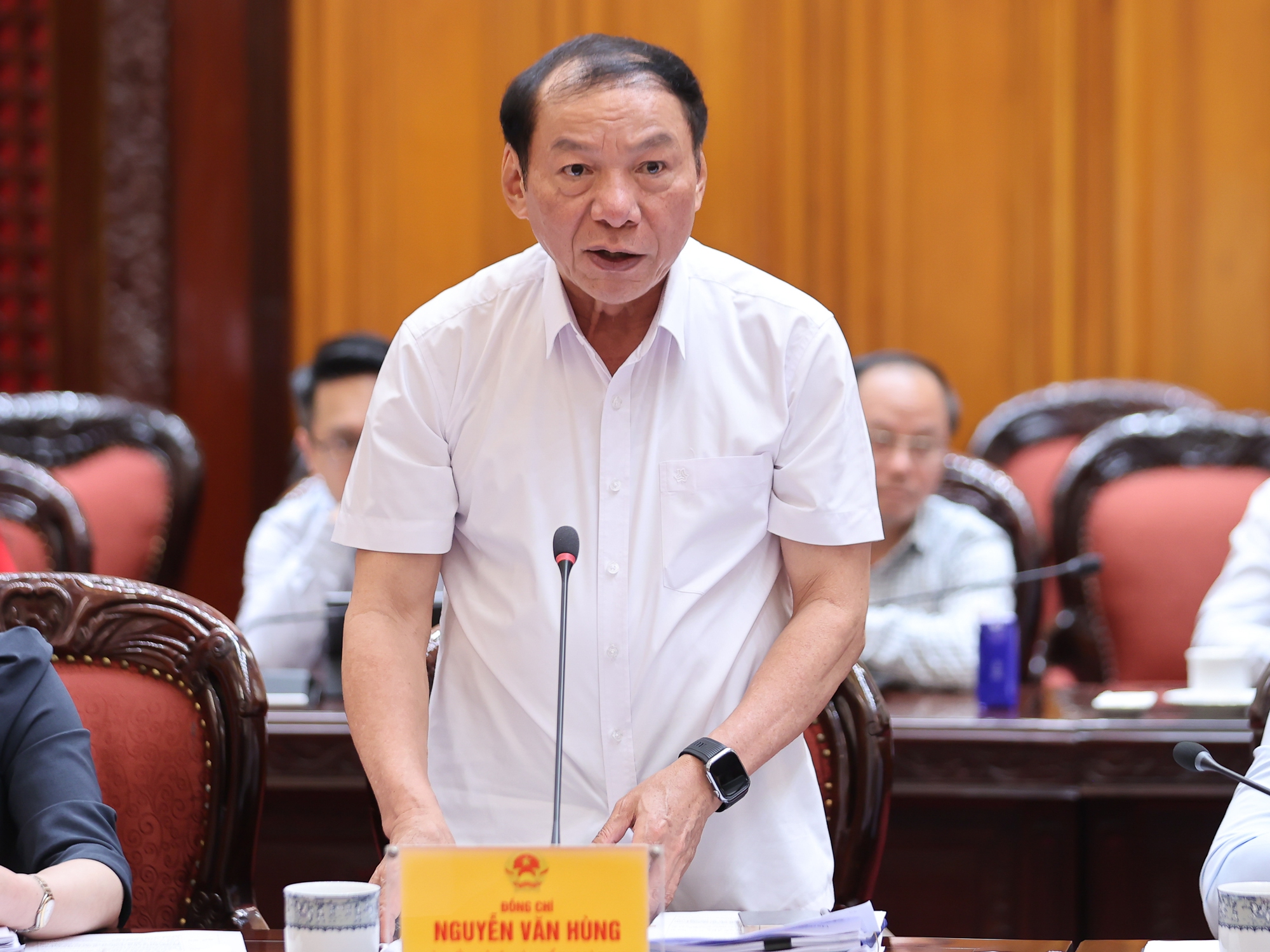 Bộ trưởng Bộ Văn hóa, Thể thao và Du lịch Nguyễn Văn Hùng báo cáo tại cuộc họp - Ảnh: VGP