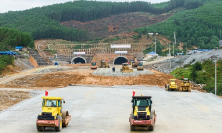 Nhánh phải hầm số 3 cao tốc Quảng Ngãi - Hoài Nhơn đã được đào thông, nhà thầu tiếp tục thi công đào mở rộng, hạ nền, bê tông vỏ hầm