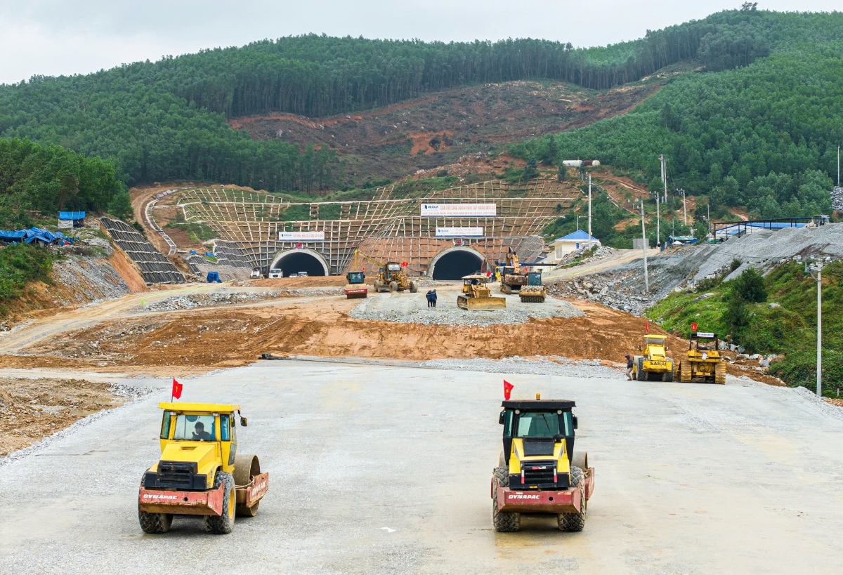 Nhánh phải hầm số 3 cao tốc Quảng Ngãi - Hoài Nhơn đã được đào thông, nhà thầu tiếp tục thi công đào mở rộng, hạ nền, bê tông vỏ hầm