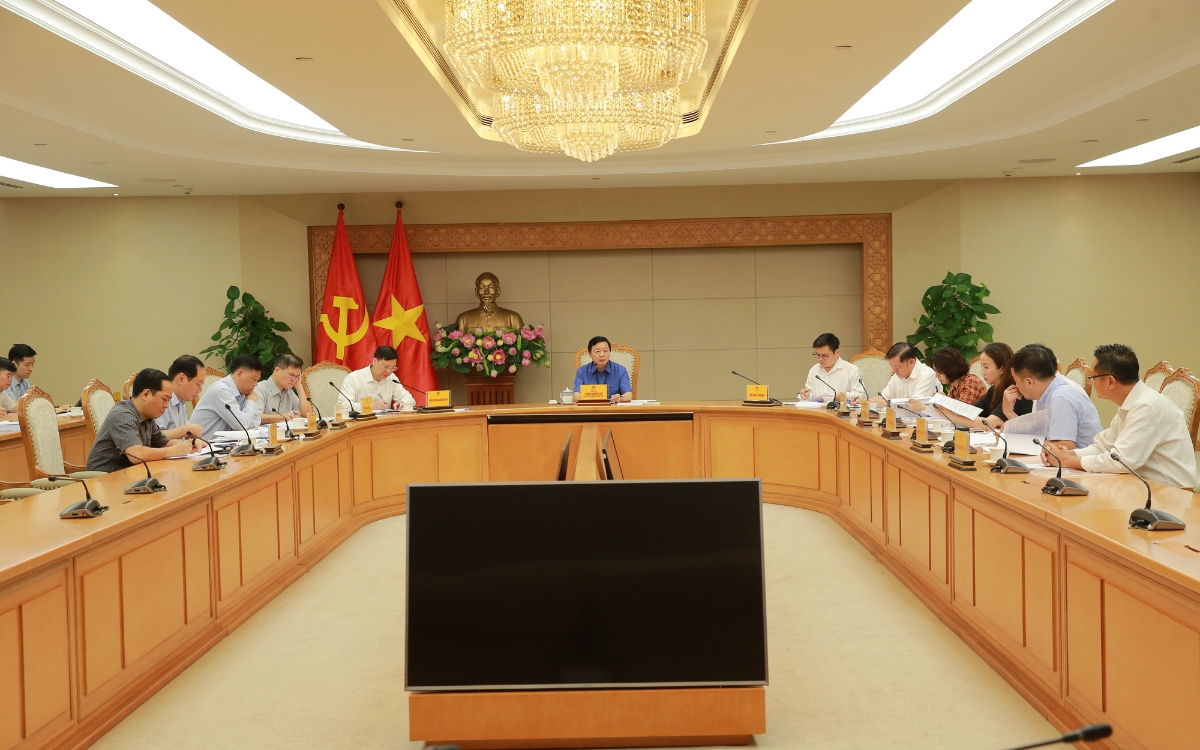 Phó Thủ tướng Trần Hồng Hà chủ trì cuộc họp với các bộ, ngành về dự thảo Chương trình phát triển ngành Công nghiệp môi trường đến năm 2030, tầm nhìn đến năm 2050.