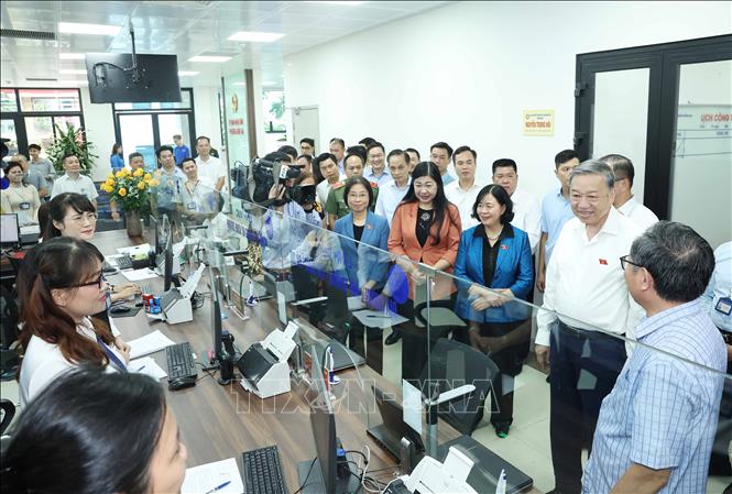 Tổng B&iacute; thư T&ocirc; L&acirc;m thăm Trung t&acirc;m phục vụ h&agrave;nh ch&iacute;nh c&ocirc;ng phường Đống Đa, H&agrave; Nội