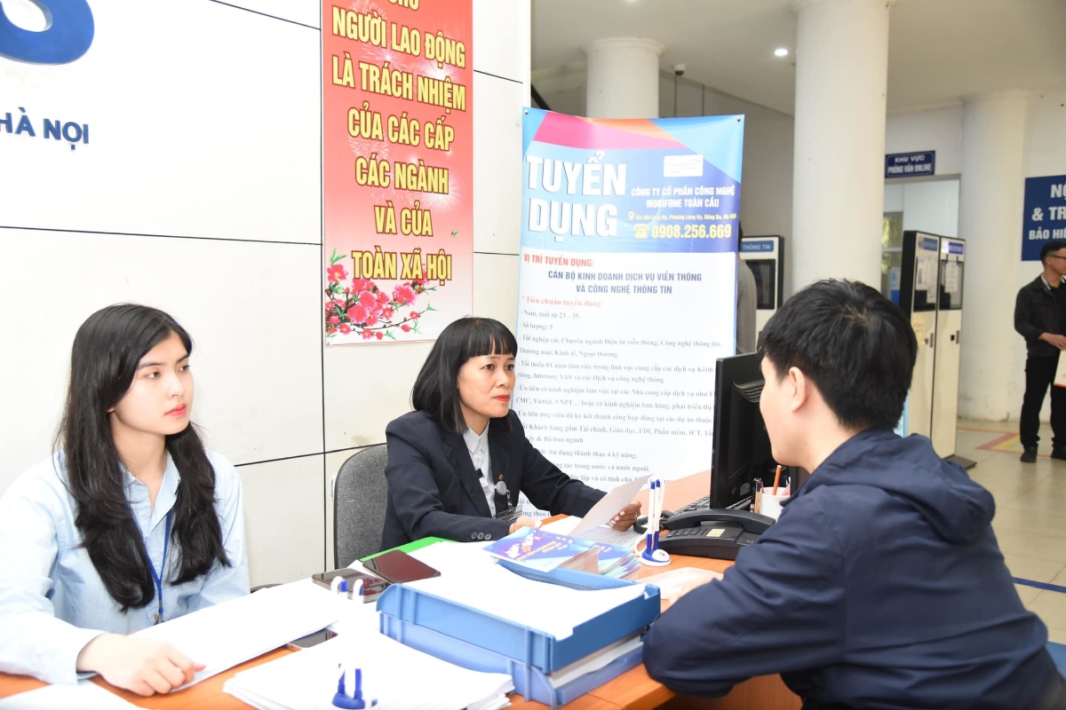C&ocirc;ng chức giải đ&aacute;p thủ tục li&ecirc;n quan đến lao động, việc l&agrave;m cho người d&acirc;n. Ảnh: Ph&uacute;c Minh.