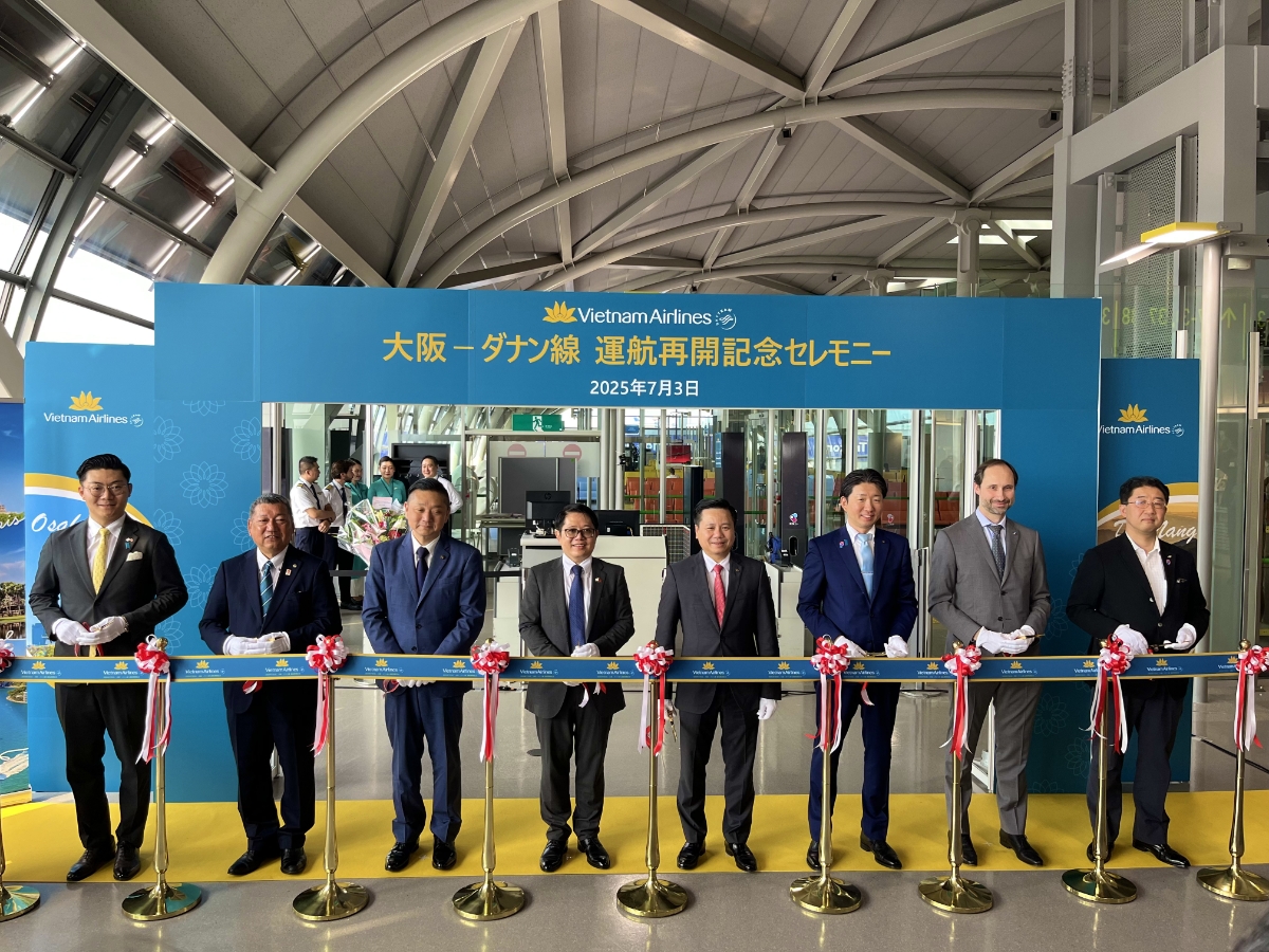 Các đại biểu thực hiện nghi thức cắt băng khai trương diễn ra trang trọng tại sân bay quốc tế Kansai. Ảnh: VNA