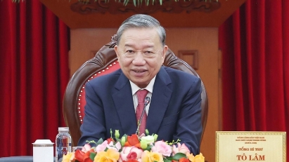 Party General Secretary To  Lam holds phone talks with U.S. President Donald Trump