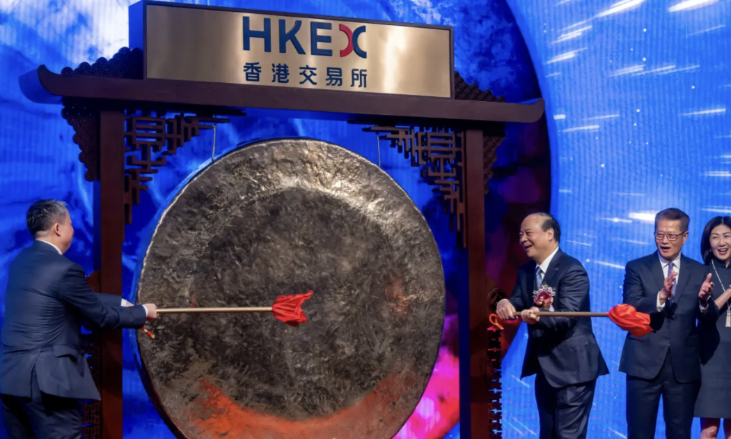 Lễ chào sàn của cổ phiếu pin CATL tại Sở Giao dịch chứng khoán Hồng Kông hồi tháng 5/2025 - Ảnh: Getty/CNBC.