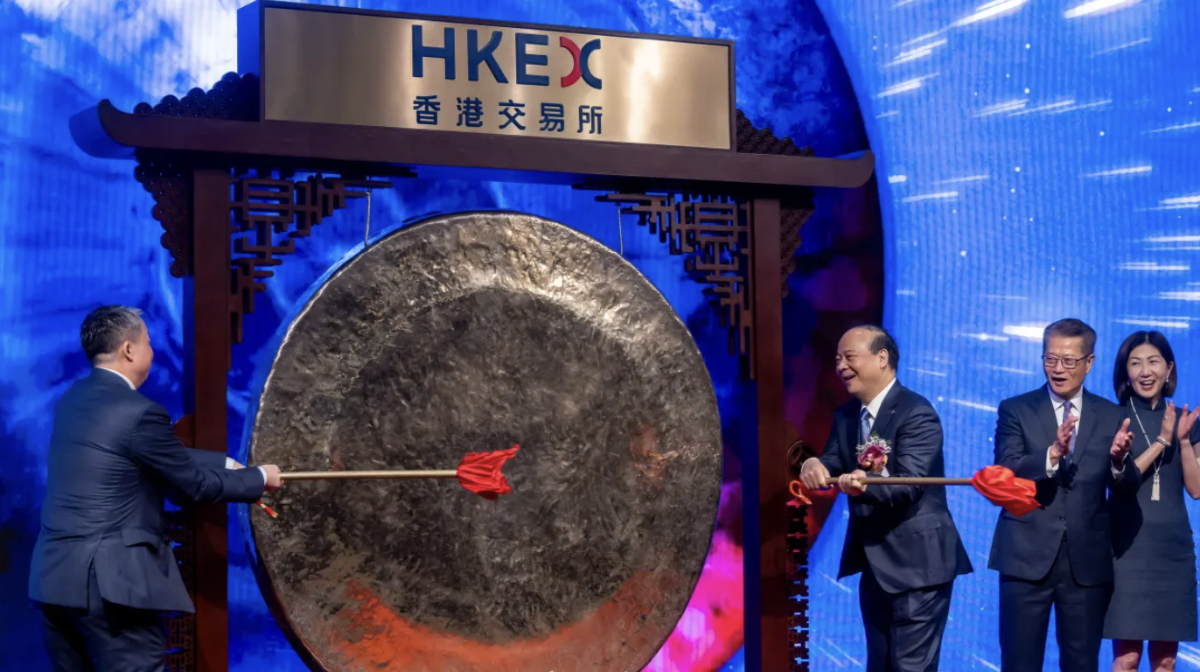 Lễ chào sàn của cổ phiếu pin CATL tại Sở Giao dịch chứng khoán Hồng Kông hồi tháng 5/2025 - Ảnh: Getty/CNBC.