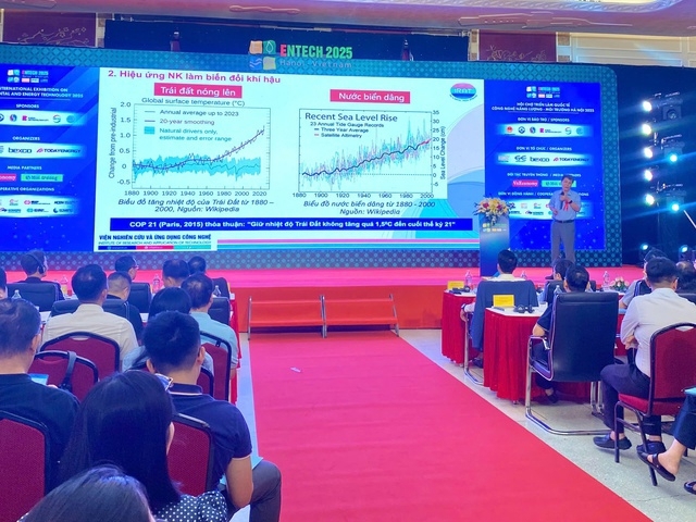 Chuyên gia chia sẻ tại Diễn đàn chuyển dịch năng lượng Việt Nam năm 2025.