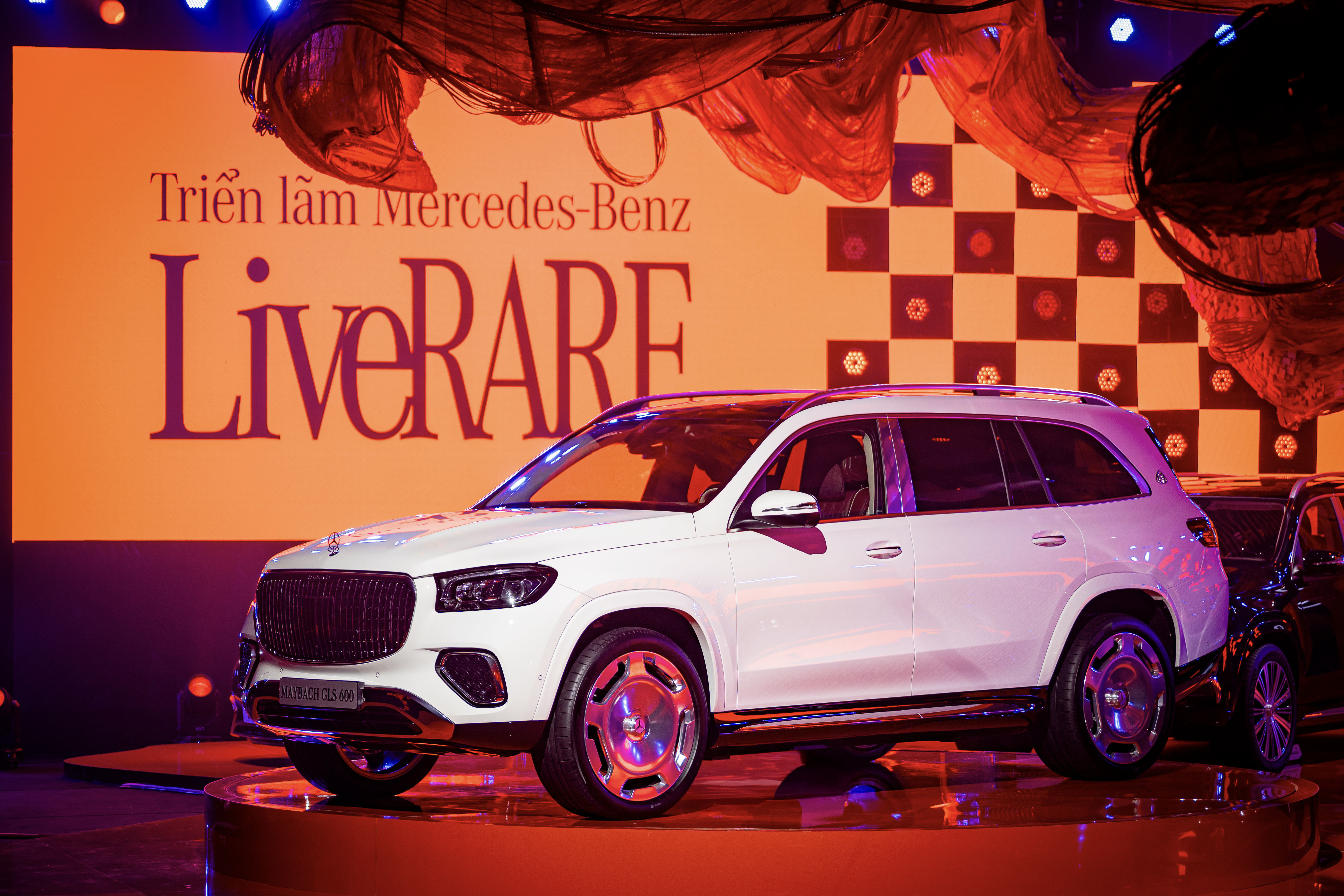 Mercedes-Maybach GLS 600 FL với gi&aacute; b&aacute;n 12,379 tỷ đồng.

Nội thất b&ecirc;n trong xe Mercedes-Maybach GLS 600 FL.