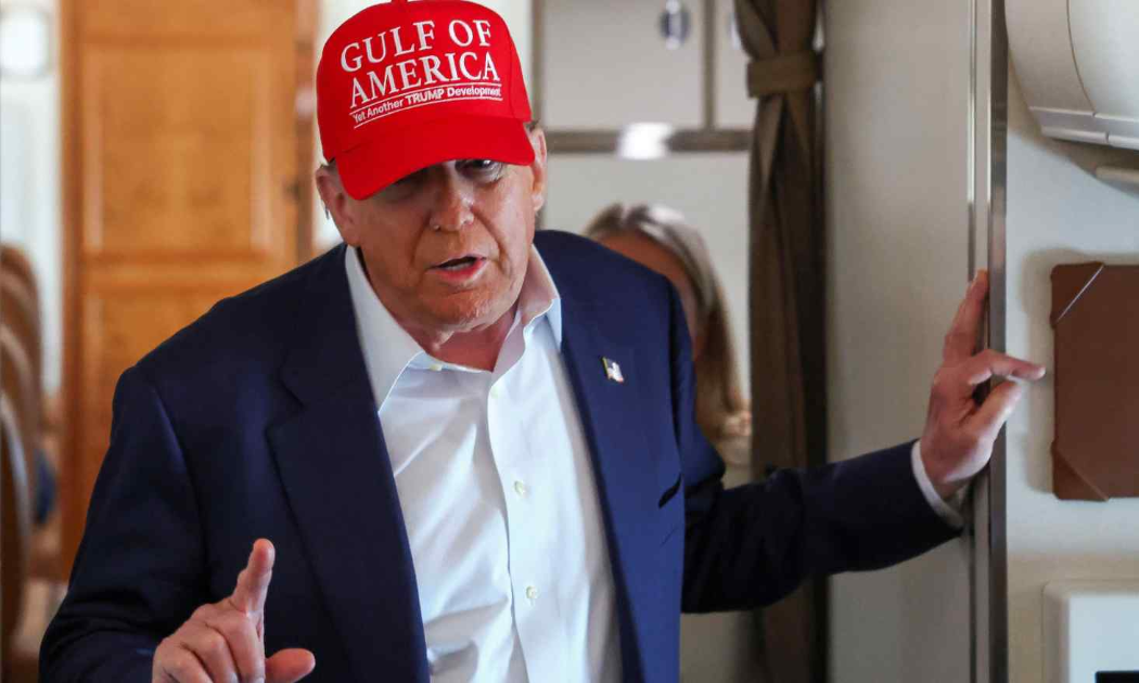 Tổng thống Mỹ Donald Trump trên chuyên cơ Không lực Một ngày 1/7 - Ảnh: Reuters