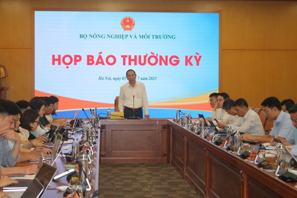 Thứ trưởng Bộ N&ocirc;ng nghiệp v&agrave; M&ocirc;i trường Ph&ugrave;ng Đức Tiến chủ tr&igrave; họp b&aacute;o. Ảnh Chu Kh&ocirc;i.