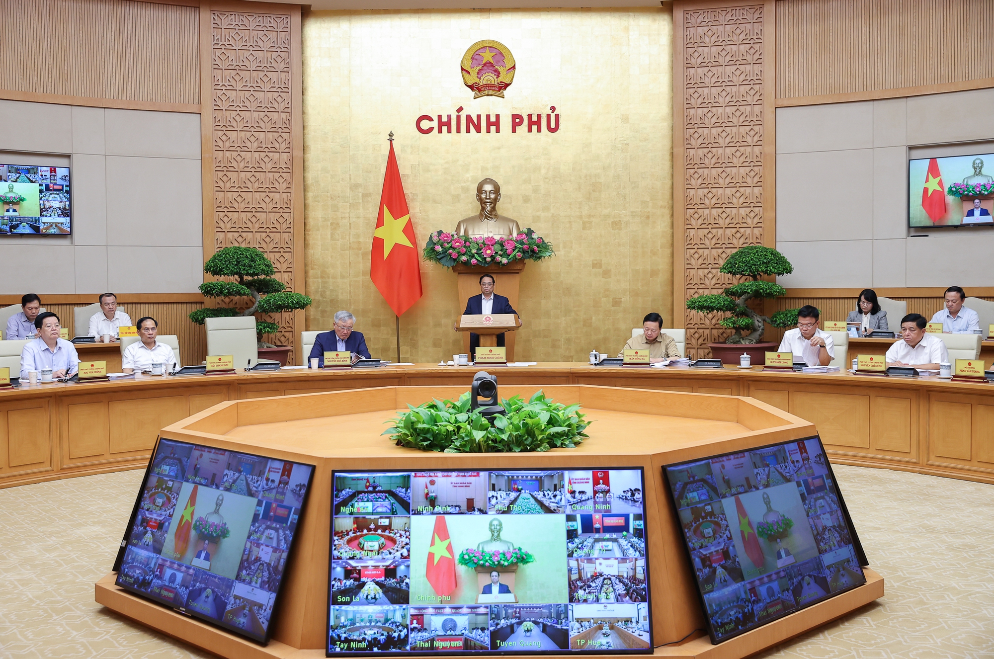 Quang cảnh hội nghị tại đầu cầu trụ sở Ch&iacute;nh phủ - Ảnh: VGP