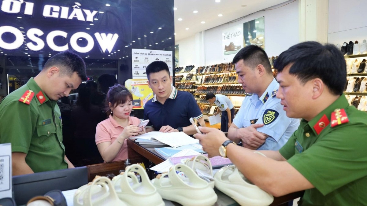 Lực lượng chức năng phát hiện cửa hàng Tùng Moscow kinh doanh hàng trăm sản phẩm có dấu hiệu giả mạo nhãn hiệu thời điểm cuối tháng 5 vừa qua.