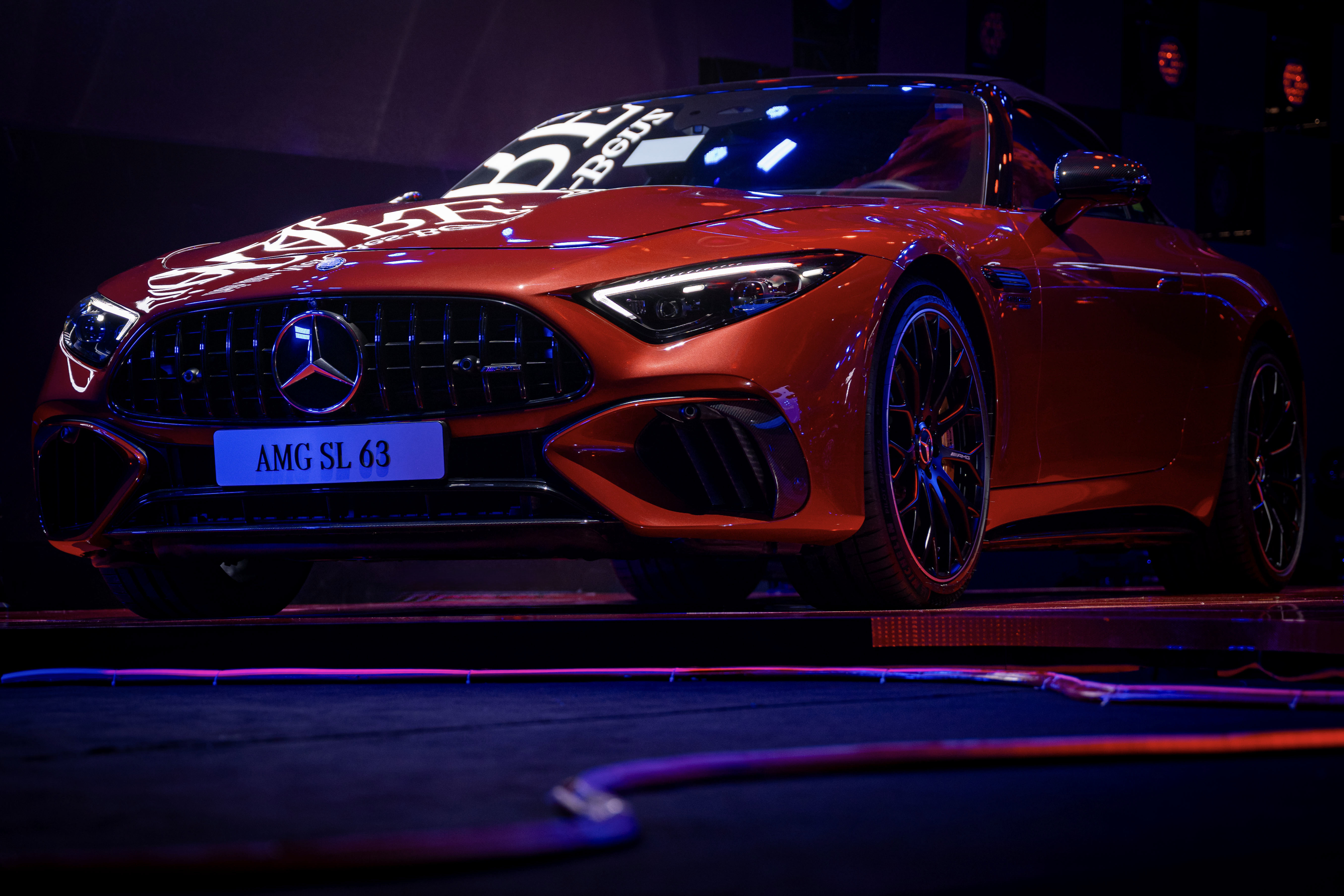 Mẫu xe Mercedes-AMG SL 63 S E Performance mui trần hybrid.