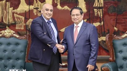 PM urges Singapore's Makara Capital to fast-track investment plans 