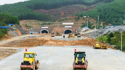 Excavation of longest tunnel of North-South Expressway complete