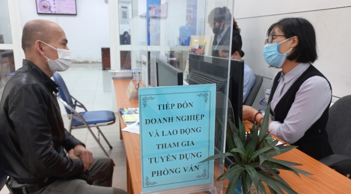 Lao động thất nghiệp được hỗ trợ tư vấn, giới thiệu việc l&agrave;m. Ảnh: Nhật Dương.