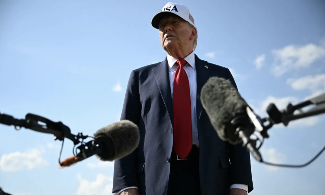Tổng thống Mỹ Donald Trump trao đổi với báo giới vào ngày 3/7 - Ảnh: Bloomberg.