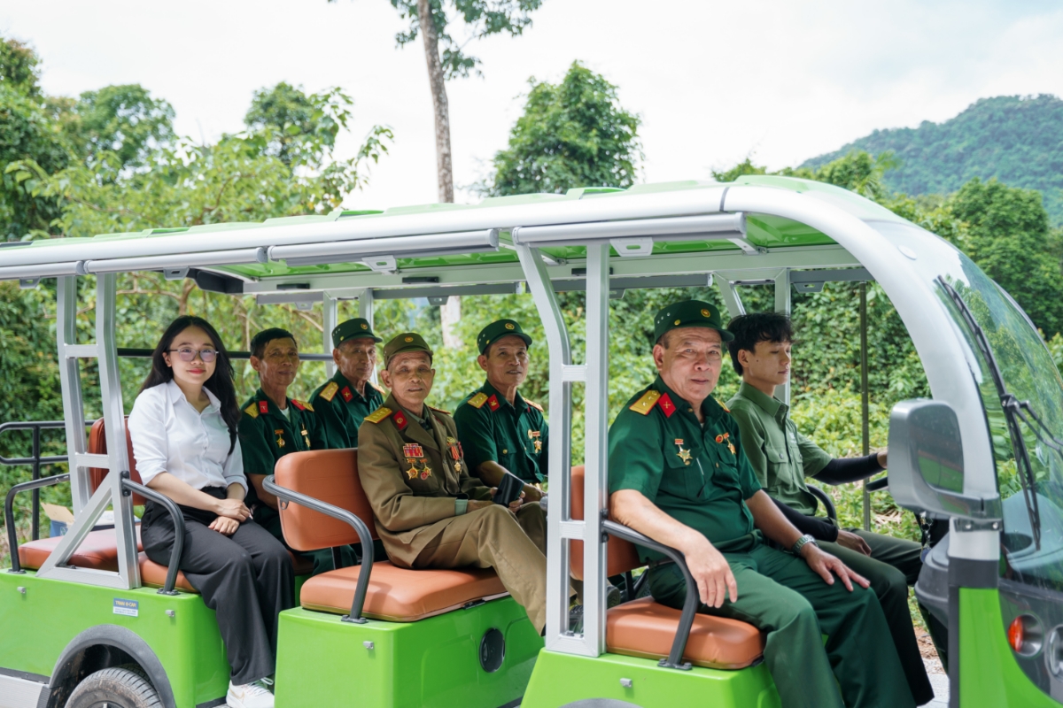 Du kh&aacute;ch di chuyển bằng xe &ocirc; t&ocirc; điện v&agrave;o Hang Chỉ huy - Ảnh: TĐ