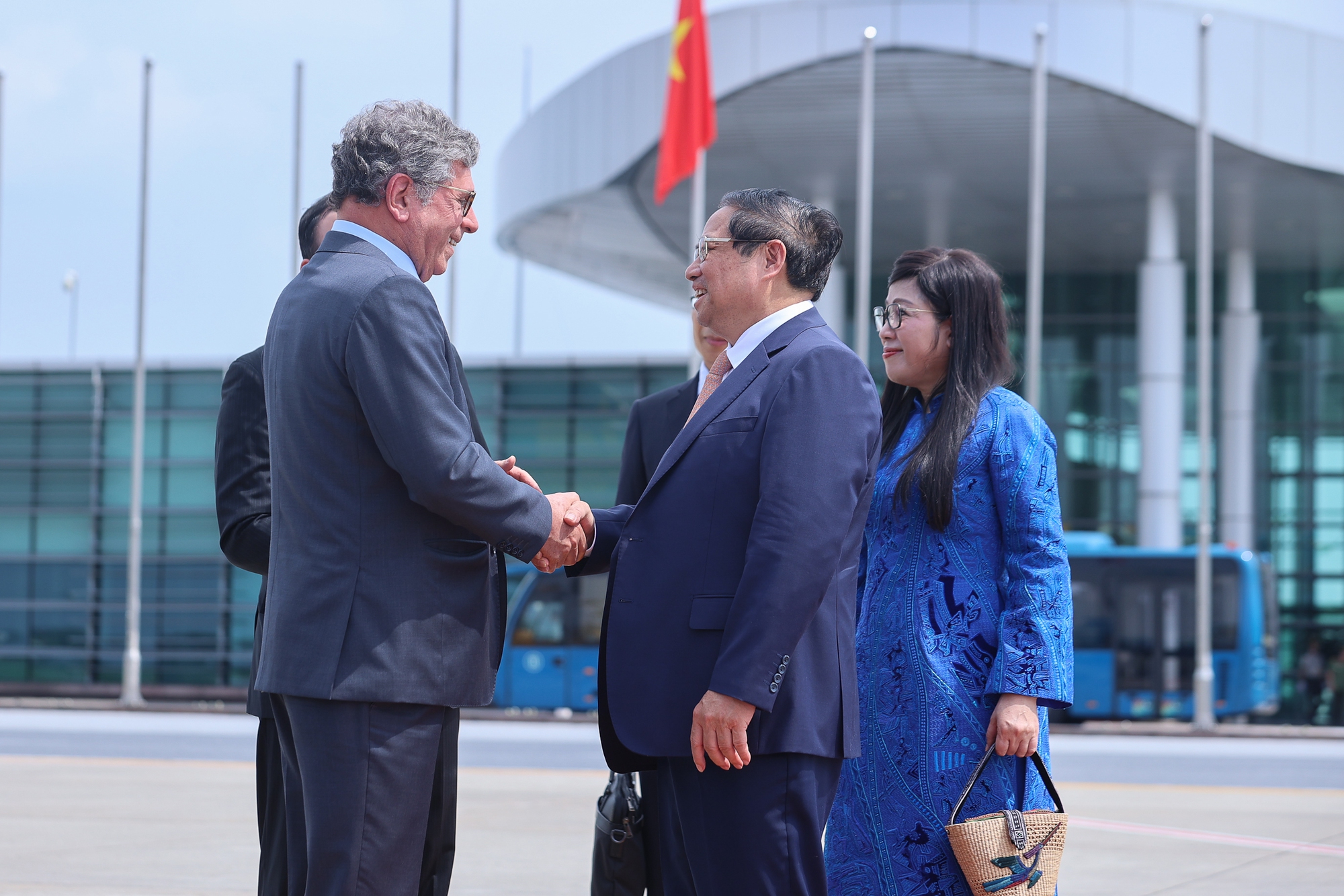 Đại sứ Brazil tại Việt Nam Marco Farani tiễn Thủ tướng Phạm Minh Chính và Phu nhân Lê Thị Bích Trân tại sân bay quốc tế Nội Bài - Ảnh: VGP