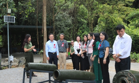 Đại biểu tham quan khu vực trưng bày các loại vỏ bom. Ảnh: Lan Nhi